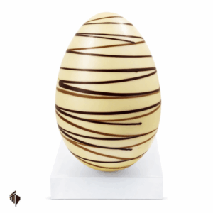 Λευκό σοκολατένιο πασχαλινό αυγό με γραμμική διακόσμηση μαύρης σοκολάτας από τη σειρά Gourmet Line