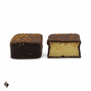 Εσωτερικό Choco Mousse Cube Orange Dark – αφράτη γέμιση πορτοκαλιού μέσα σε dark σοκολάτα.